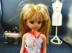hk blonde red white a